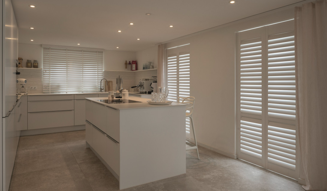 witte shutters en blinds keuken JASNO