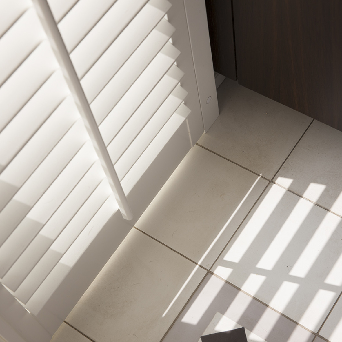 Shutters wit voordeur licht en schaduw.jpg