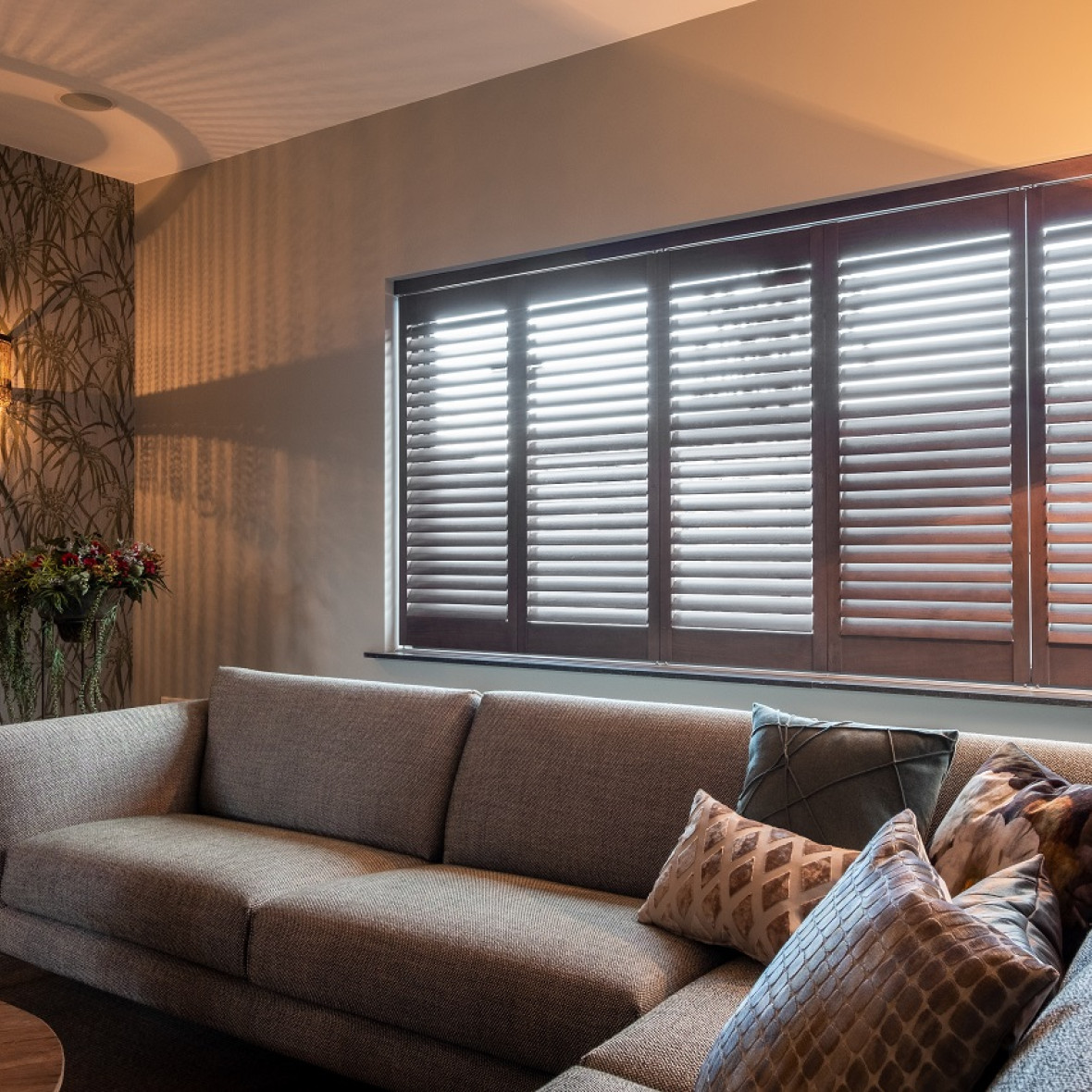 houten shutters in de woonkamer JASNO